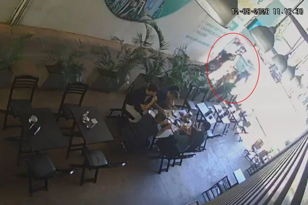 Câmeras de segurança flagram morador de rua atacando uma criança com um chute na cabeça, em uma lanchonete na Asa Sul - Metrópoles