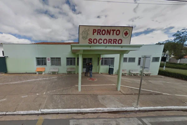 edifício cor verde sinalizado com uma placa escrita "Pronto socorro"