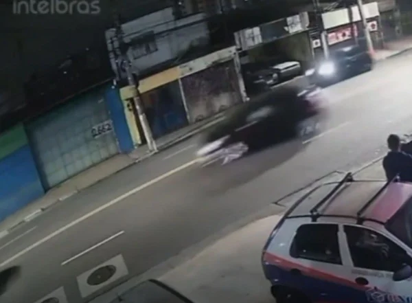 Imagem colorida mostra carro antes de acidente de trânsito em Guarulhos que matou motorista - Metrópoles