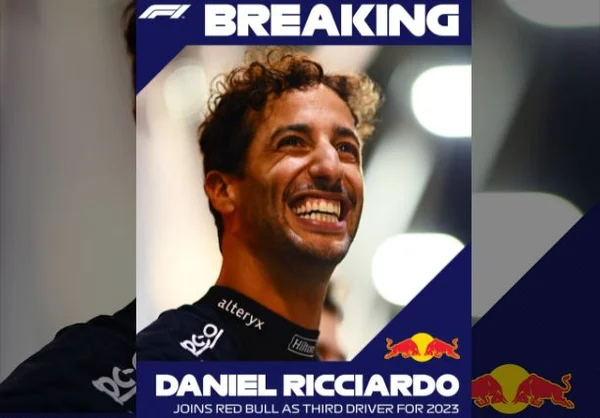 Foto do piloto Daniel Riccardo posando em poster da RedBull divulgando seu retorno