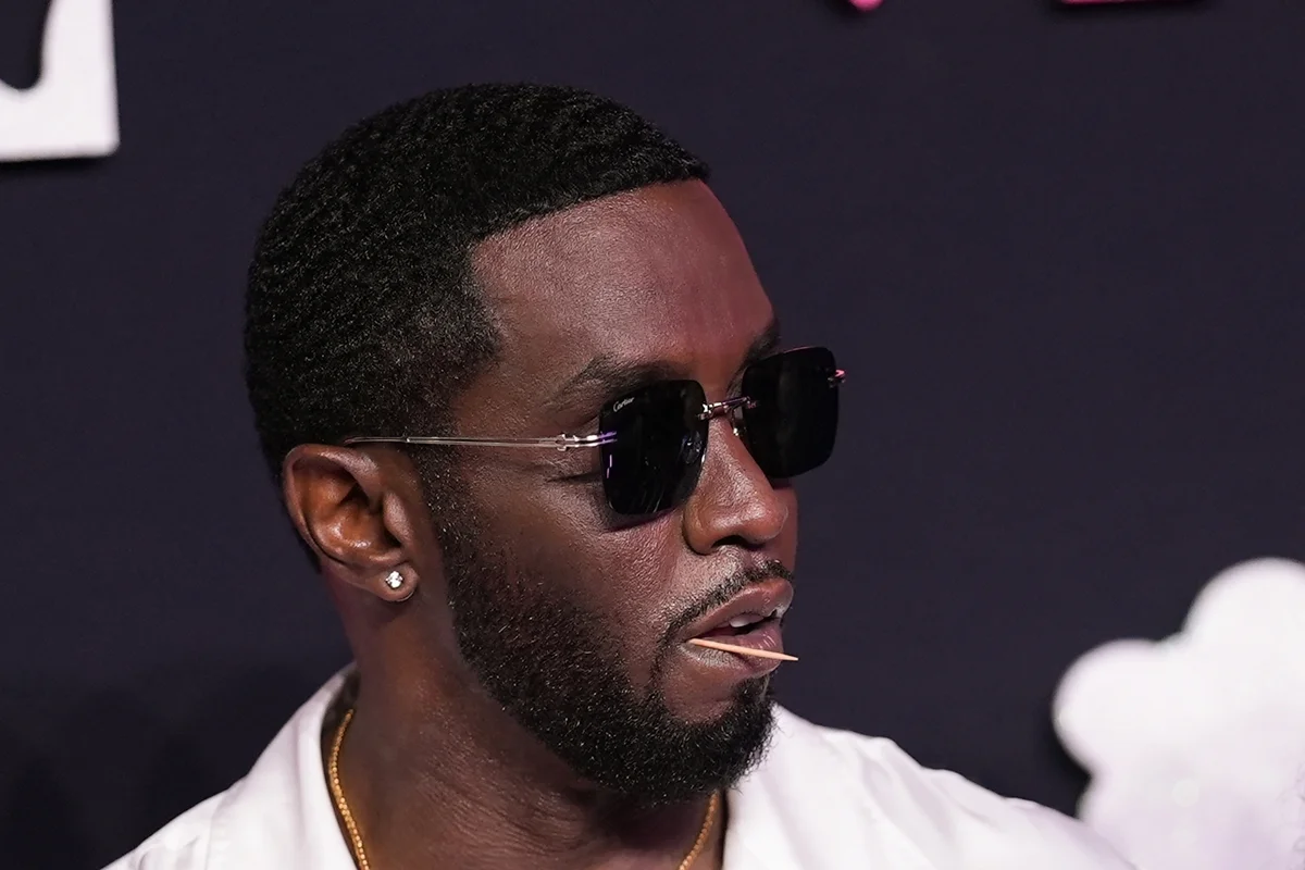 Diddy deixa prisão de ambulância após sofrer ferimento na cabeça