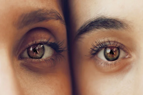 O que significa manter o olhar fixo em uma conversa, segundo a psicologia