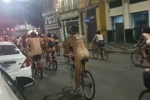 Foto colorida de Pedalada Pelada no Rio de Janeiro - Metrópoles