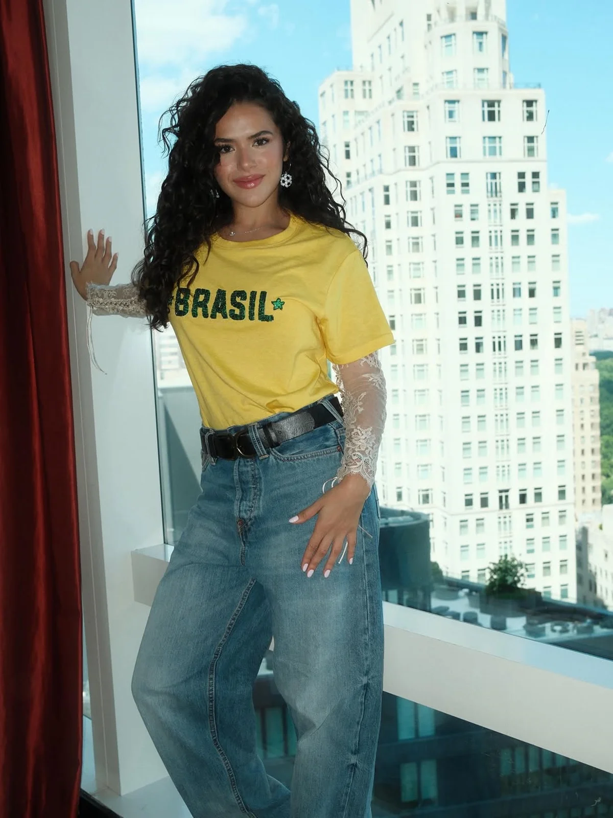 Esposas de jogadores vestem mesmo corset em 1º jogo do Brasil na Copa 18 Galeria 4