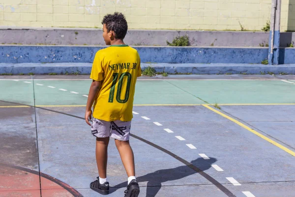 Estudante com camisa do jogador Neymar Jr.