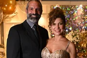 Bárbara Borges e Iran Malfitano posam juntos e sorridentes Bárbara Borges e Iran Malfitano posam juntos e sorridentes
