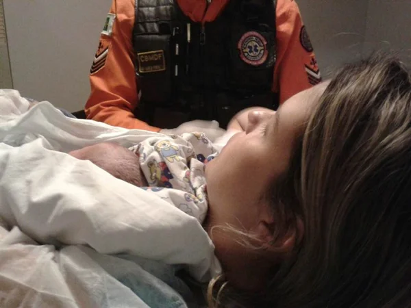 Bombeiros socorrem mulher que deu à luz em casa