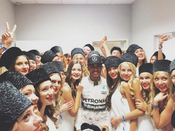 Lewis Hamilton posta foto ao lado de mais de 20 modelos após vitória na Rússia