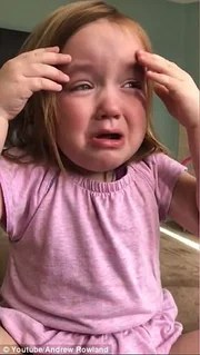 A mãe diz que vai dar outra coisa para ela comer A mãe diz que vai dar outra coisa para ela comer