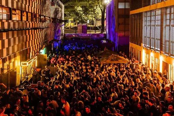 Cineasta grava documentário durante festa em Brasília neste sábado