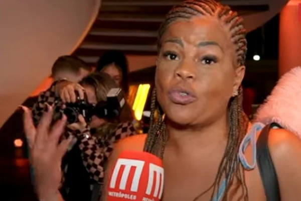 Foto colorida da cantora Tati Quebra Barraco durante entrevista ao Metróples