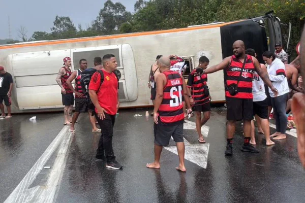 Acidente de ônibus deixa 16 torcedores do Flamengo feridos