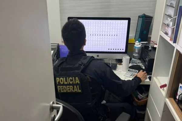 Investigação cumpriu mandados de busca e apreensão em SP e Salvador. Operação mira esquema criminoso de superfaturamento na venda de livros - Metrópoles