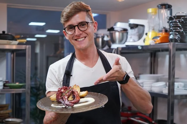 Cozinha de Solteiro: prepare um polvo com aioli em poucos minutos