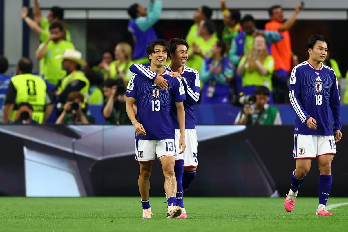 Seis minutos depois, a seleção japonesa empatou com um chute rasteiro à queima-roupa do meio-campista Nakamura Seis minutos depois, a seleção japonesa empatou com um chute rasteiro à queima-roupa do meio-campista Nakamura