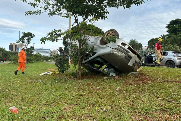 Motorista sem CNH bate em carro e capota no Setor de Embaixadas Sul