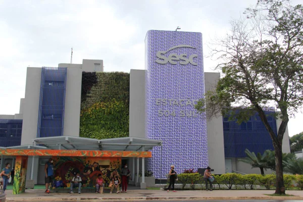 Fachada do prédio do Sesc da Estação 505 Sul, frente a uma parada de ônibus na W3 Sul - Metrópoles
