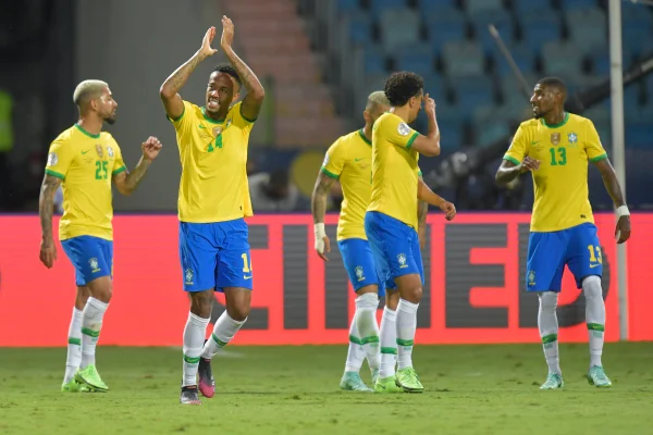 Lista de Tite está fechada e ele pode usar Militão na lateral-direita