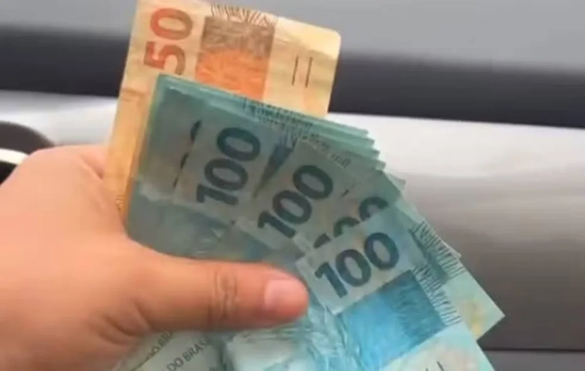 Blogueiro publicou nas redes sociais que havia escondido dinheiro no local Blogueiro publicou nas redes sociais que havia escondido dinheiro no local