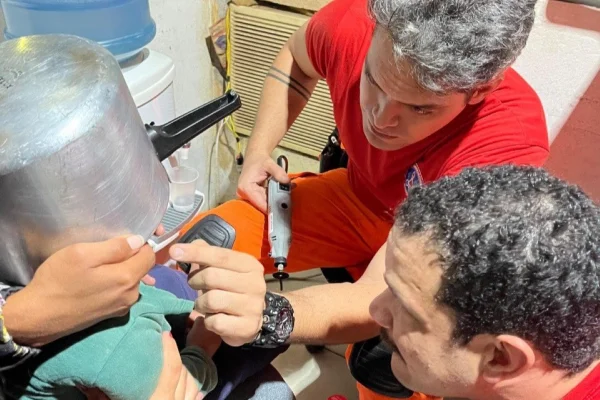 Criança de 2 anos é resgatada com panela de pressão na cabeça - Metrópoles