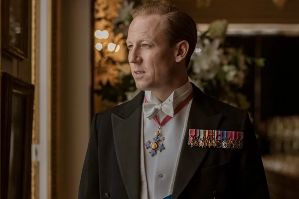 Netflix divulga primeira foto de Tobias Menzies como príncipe Philip