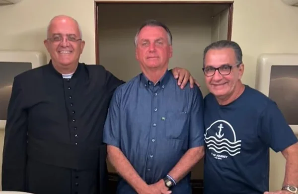 Quem é o padre que acompanhou Bolsonaro na viagem para Londres
