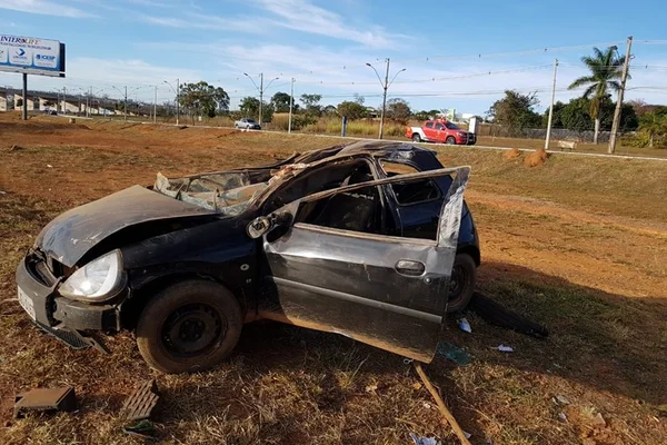 Pelo menos três pessoas ficam feridas em acidentes neste domingo
