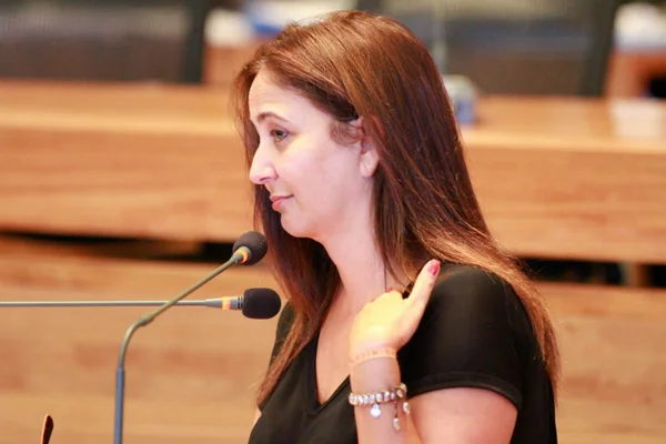 Liliane Roriz recebe, em casa, notificação sobre cassação de mandato
