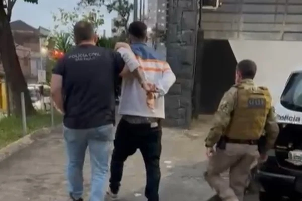 Imagem colorida de homem preso em operação policial contra quadrilha especialista em roubo de caminhões. Metrópoles