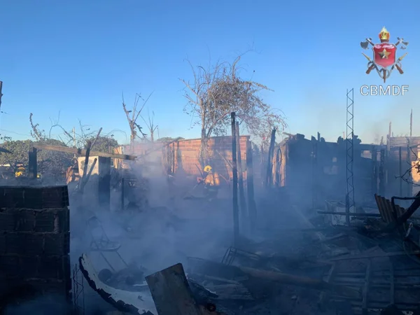 Imagem colorida de uma casa cujo incêndio foi apagado - Metrópoles