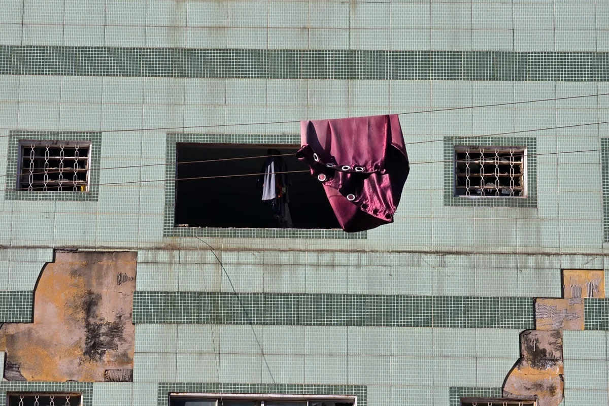 Apartamento fica no segundo andar do prédio, que possui quatro pavimentos Apartamento fica no segundo andar do prédio, que possui quatro pavimentos