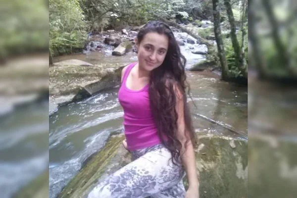 Ana Paula foi morta com golpes de faca, e o corpo dela foi encontrado sobre uma cama