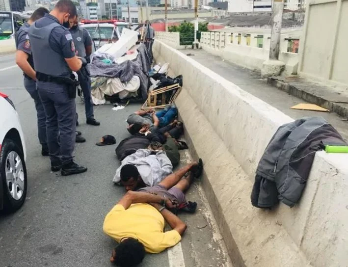 A PM apreendeu com eles algumas cordas e uma faca A PM apreendeu com eles algumas cordas e uma faca