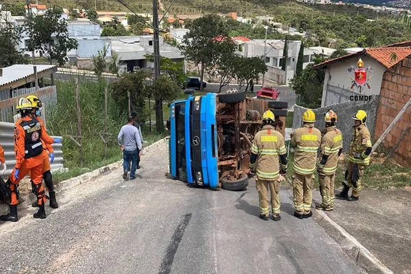 Bombeiros em volta de caminhão