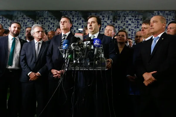 Análise: ruim de voto, Maia se firma como contraponto a Bolsonaro