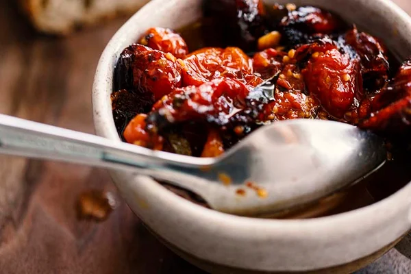 Tomate confit é ideal para acompanhar pães e massas: veja receita