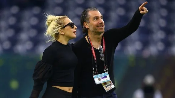 A Us Weekly flagrou Gaga e Carino aos beijos no último Super Bowl A Us Weekly flagrou Gaga e Carino aos beijos no último Super Bowl