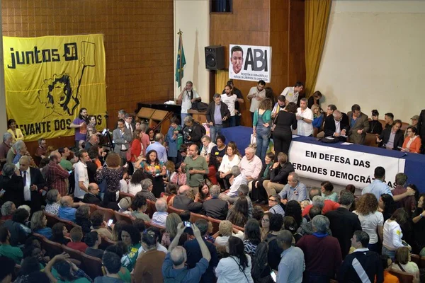 “Não vou fugir desse país”, afirma Glenn Greenwald em ato no Rio