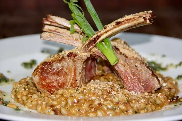 Chef Dudu Camargo apresenta novos pratos no Dudu Bar