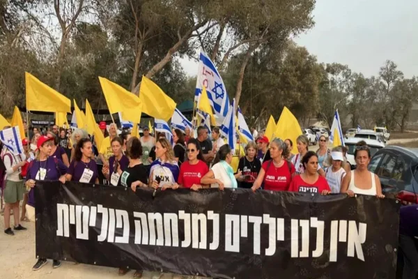 Imagem colorida, mulheres protestam em Israel - Metrópoles