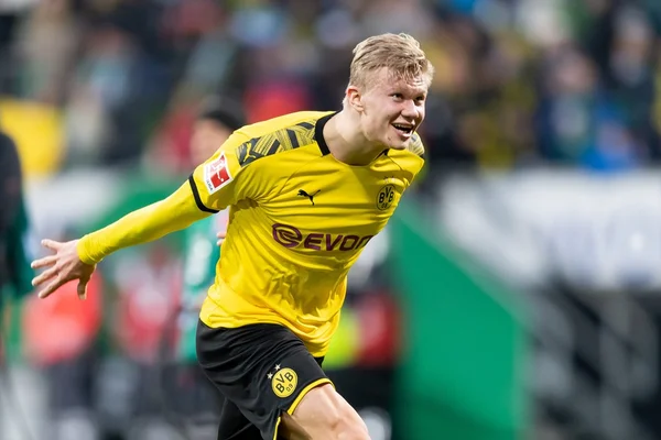 Haaland marca gol mais uma vez e Borussia Dortmund vence