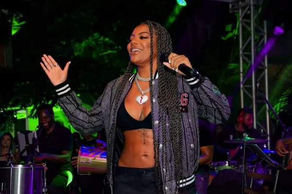 Durante festa em casa, Ludmilla brinca sobre vacinas: “Aqui já chegou”