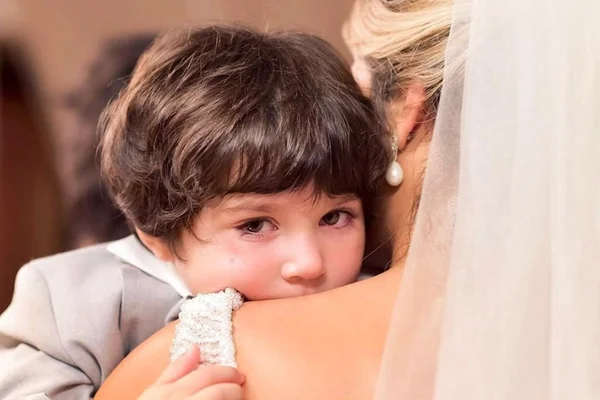 Neto de Leonardo usa sapato inusitado em casamento e rouba a cena