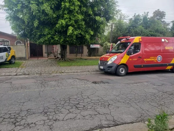 Homem cai do telhado após fugir de traficantes