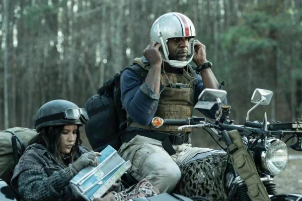 Foto colorida de um homem e uma mulher numa moto-Metrópoles