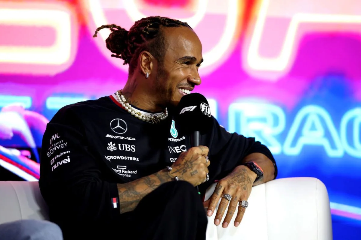 Lewis Hamilton é piloto de Fórmula 1 Lewis Hamilton é piloto de Fórmula 1