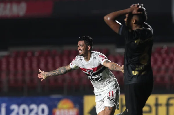 Luciano comemora gol pelo São Paulo