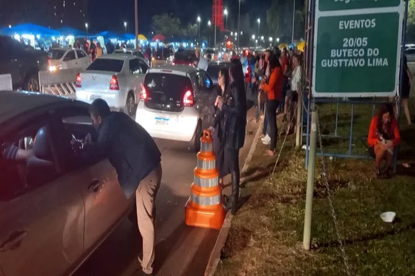 Uber e 99: motoristas desligam apps e fazem "leilão" em grandes eventos no DF