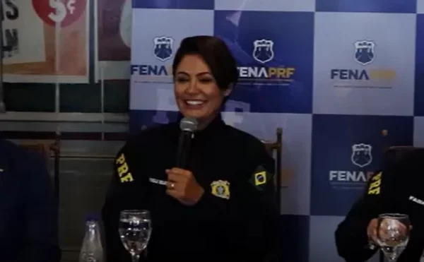 A inconfidência de Michelle Bolsonaro aos policiais rodoviários