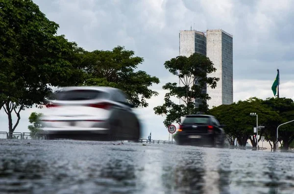 Tempestade atinge o DF: granizo, alagamentos e casas destelhadas